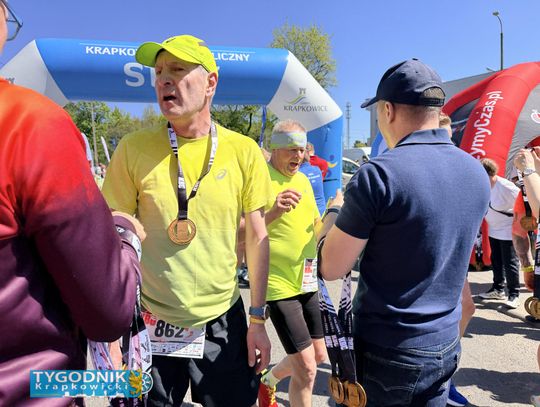 Zawodnicy biegu ulicznego na trasie w Krapkowicach podczas 42. edycji imprezy z dopingiem kibiców