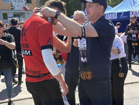 Zawodnicy biegu ulicznego na trasie w Krapkowicach podczas 42. edycji imprezy z dopingiem kibiców