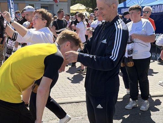Zawodnicy biegu ulicznego na trasie w Krapkowicach podczas 42. edycji imprezy z dopingiem kibiców