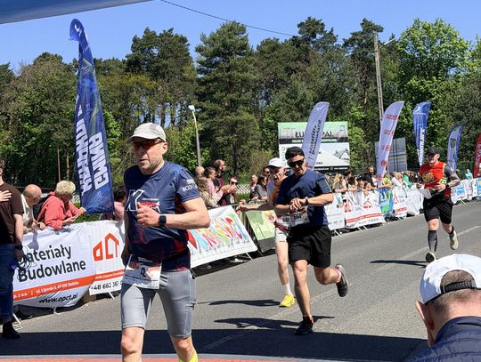 Zawodnicy biegu ulicznego na trasie w Krapkowicach podczas 42. edycji imprezy z dopingiem kibiców