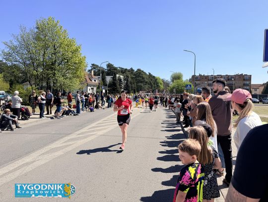 Zawodnicy biegu ulicznego na trasie w Krapkowicach podczas 42. edycji imprezy z dopingiem kibiców