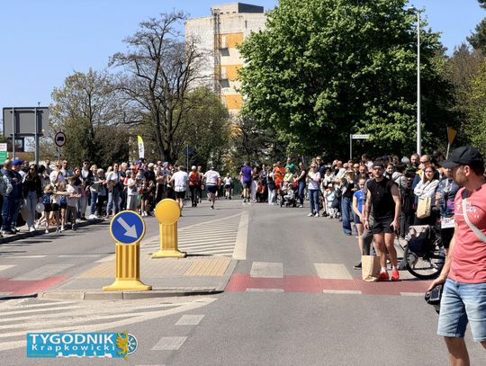 Zawodnicy biegu ulicznego na trasie w Krapkowicach podczas 42. edycji imprezy z dopingiem kibiców