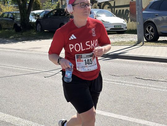 Zawodnicy biegu ulicznego na trasie w Krapkowicach podczas 42. edycji imprezy z dopingiem kibiców