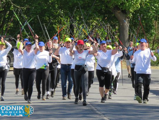 [ZDJĘCIA] Nie tylko biegi! Ponad 50 osób przeszło Krapkowice z kijkami w marszu nordic walking