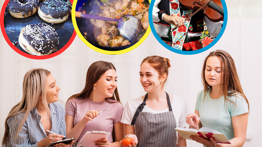 Członkinie Koła Gospodyń Wiejskich prezentujące rękodzieło i tradycyjne stroje podczas lokalnego festynu folklorystycznego.